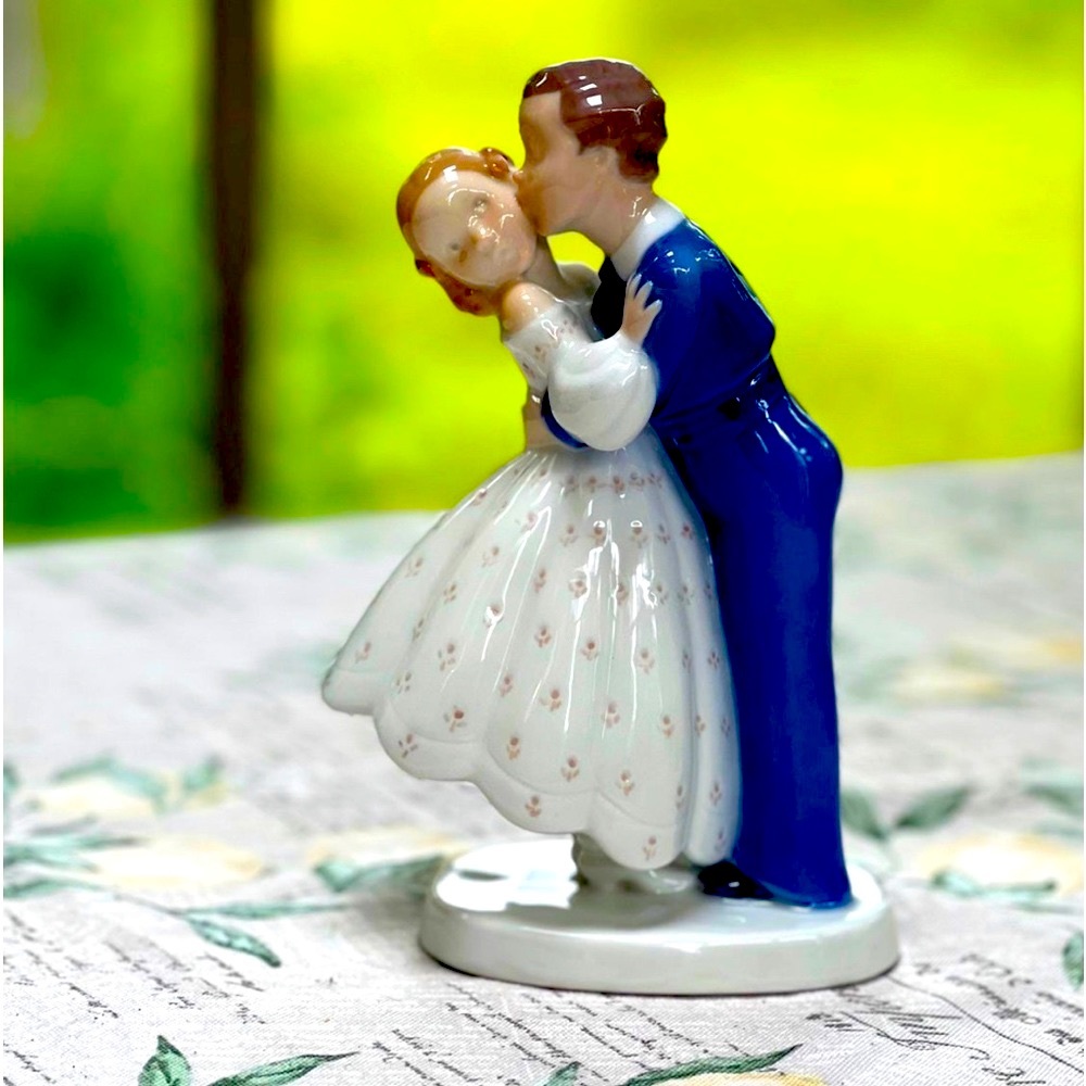 LOVE is in the air!!!💘 1st Kiss figurine